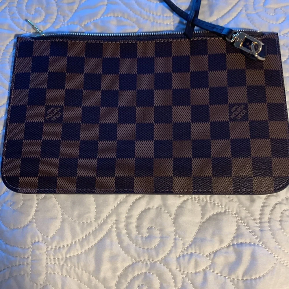 Louis Vuitton pouch - Picture 11 of 11